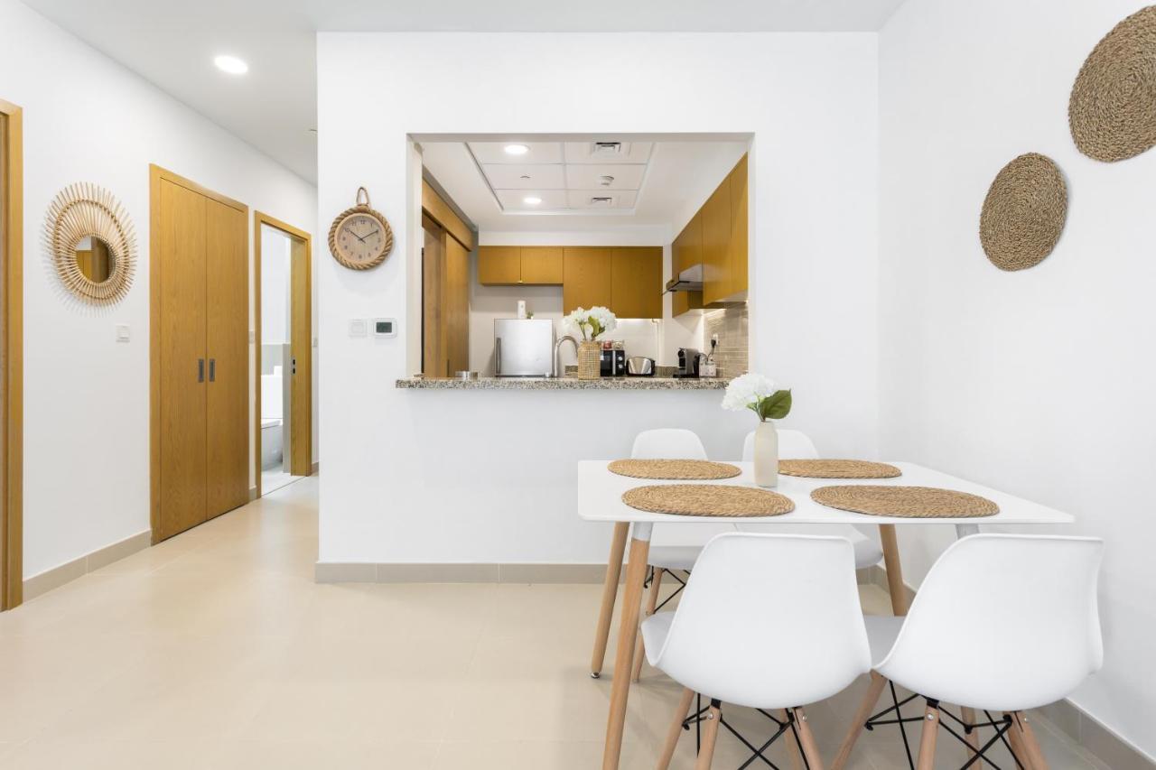 Apartment Waves Holiday - Chic With Skyline Views *